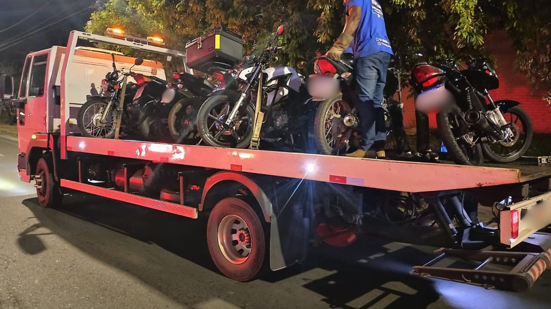 PM combate perturbação do sossego e crimes de trânsito na avenida Segismundo Pereira, em Uberlândia