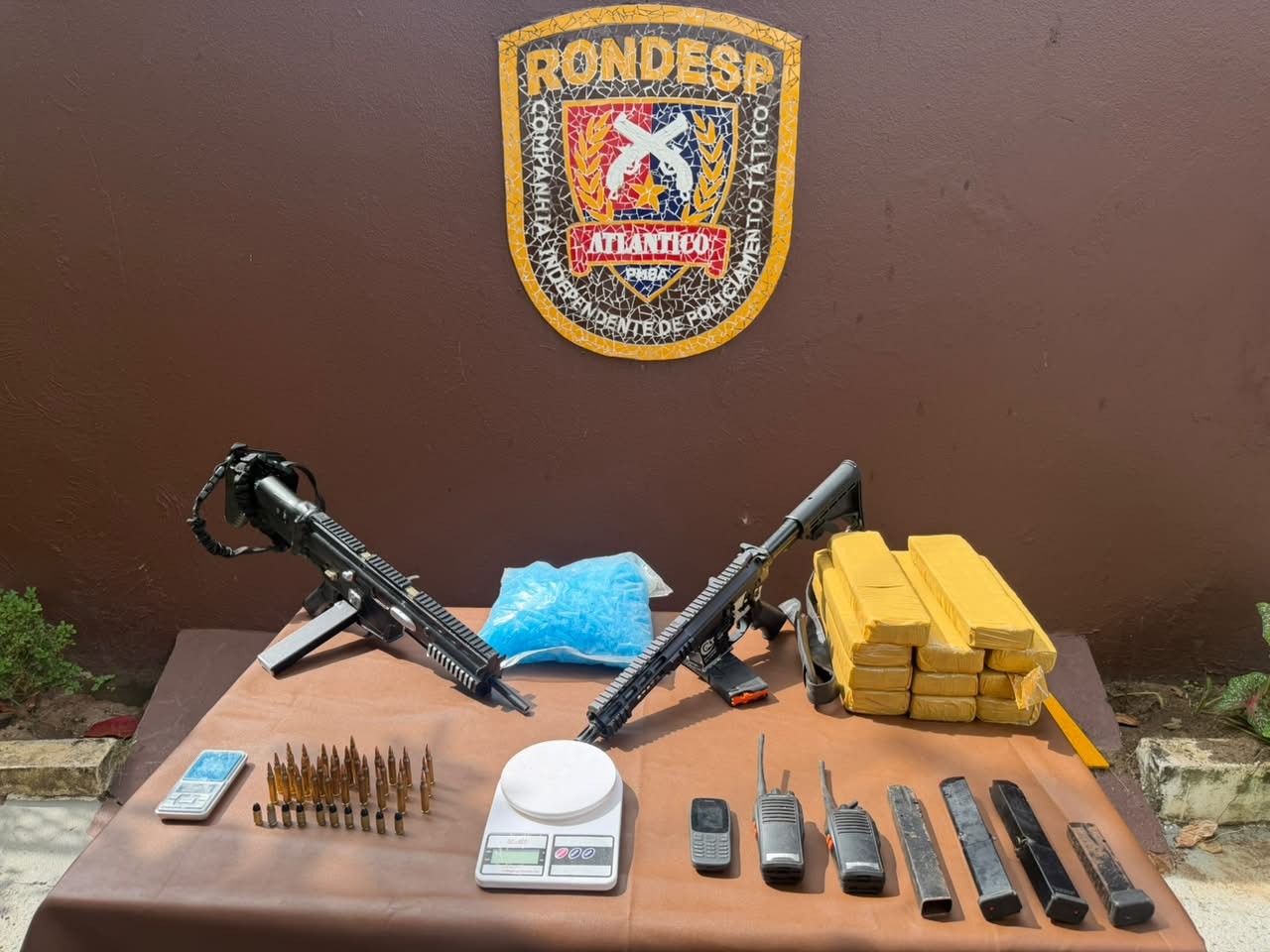 Tiroteio entre policiais e homens armados termina com drogas e fuzil apreendidos em Salvador