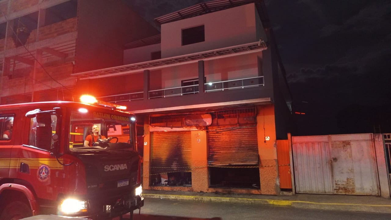 Loja de móveis e eletrodomésticos é incendiada em São João do Oriente; suspeita é de crime
