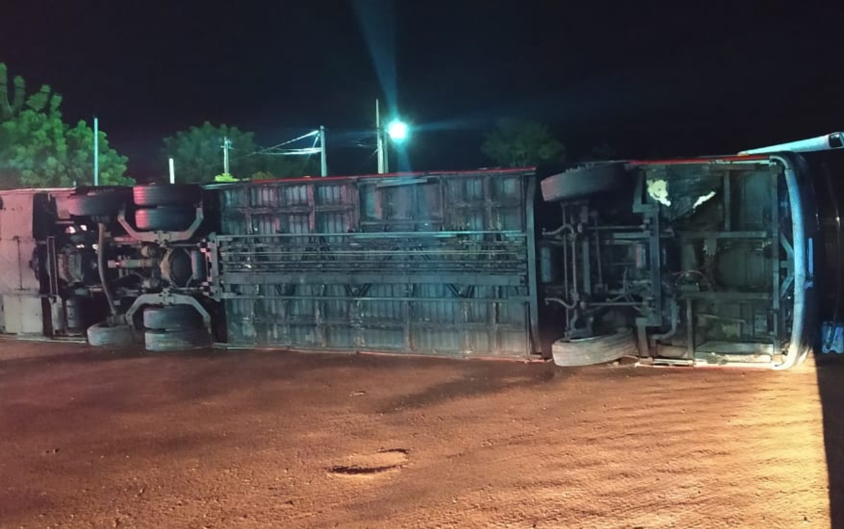 Ônibus tomba em estrada e 23 pessoas ficam feridas no oeste da Bahia