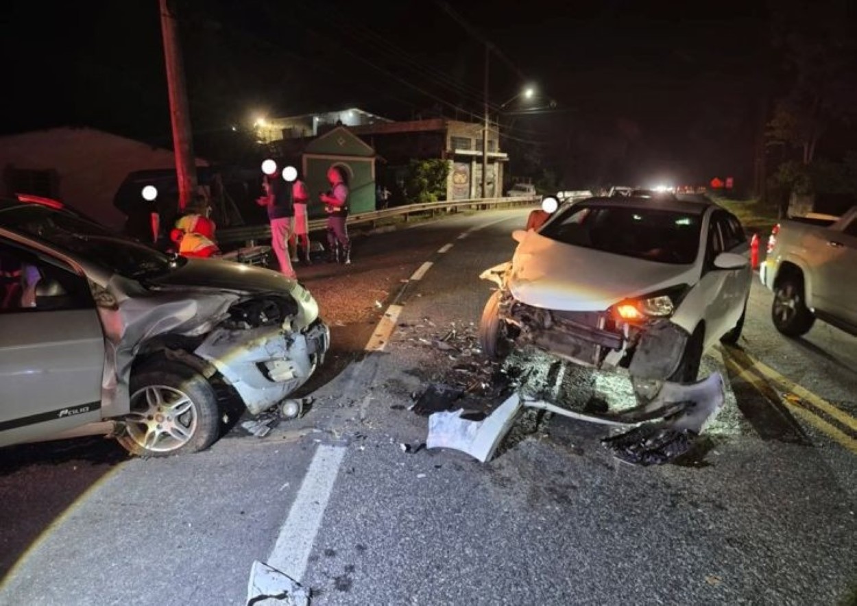 Acidente deixa dois feridos na Mogi-Bertioga; motorista recusa bafômetro