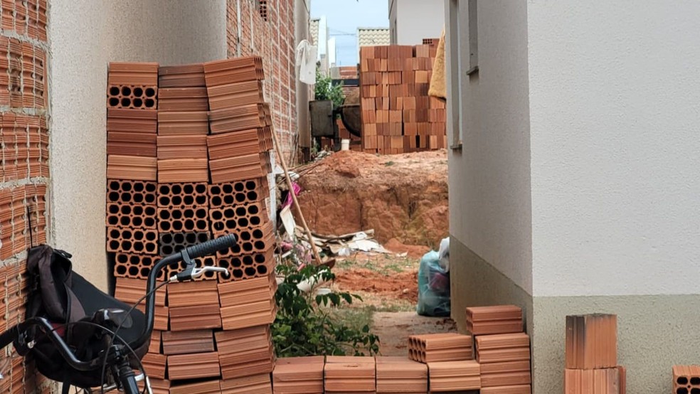 Corpo é encontrado enterrado no quintal de casa em Marília — Foto: Maycon Oliveira/TV TEM