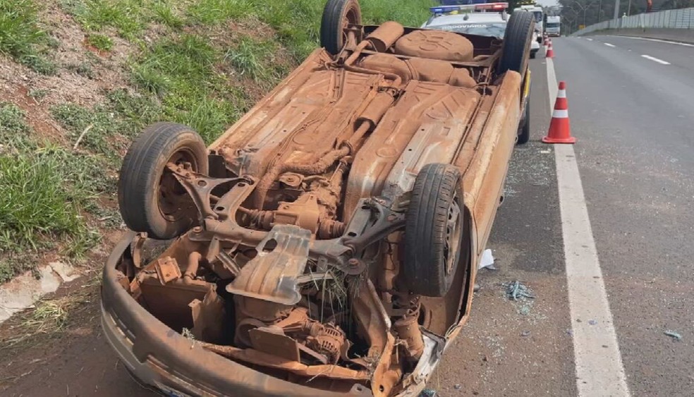 4 de 4
Mulher capota carro em avenida de Bauru e é socorrida com ferimentos — Foto: Marcelo Risso/ TV TEM