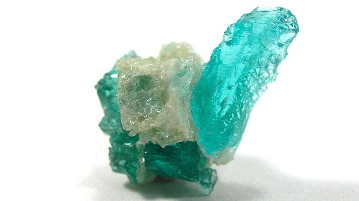 Pedra de azul 'impossível' nasceu no sertão e pode valer mais que diamante