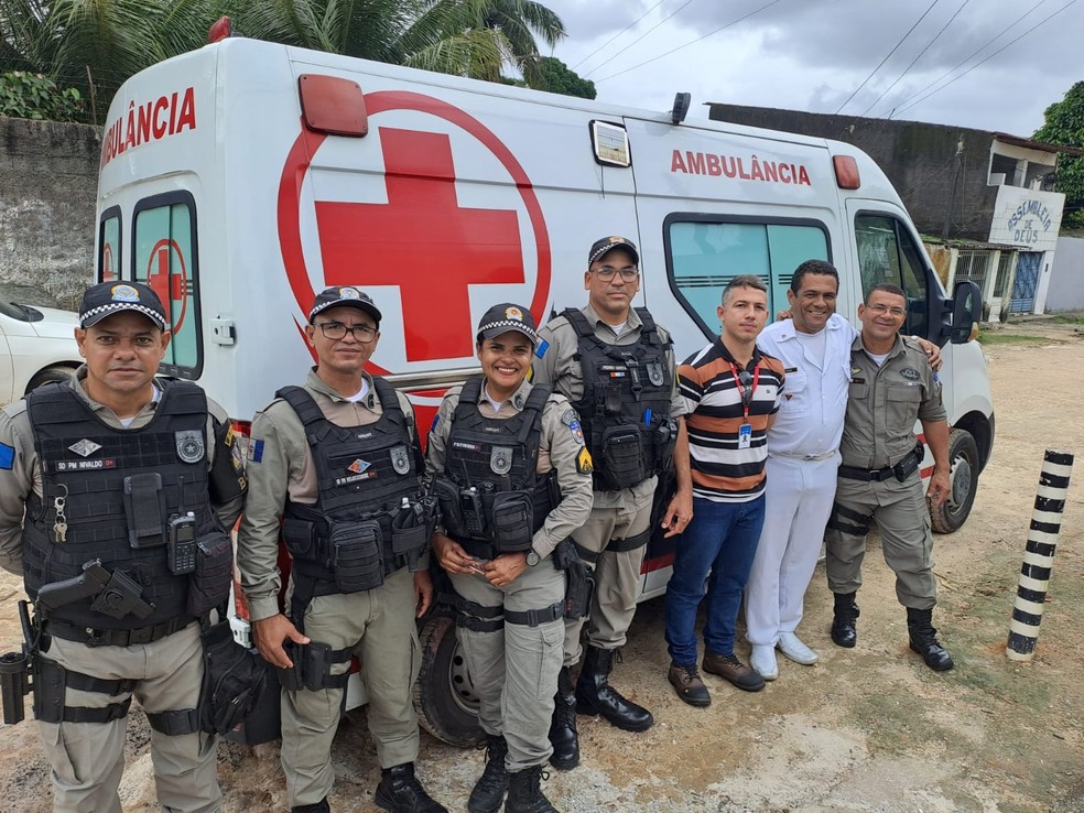 Força-tarefa que resgatou idosa em situação de abandono em Guaxuma, Maceió  — Foto: Ascom/SSP-AL