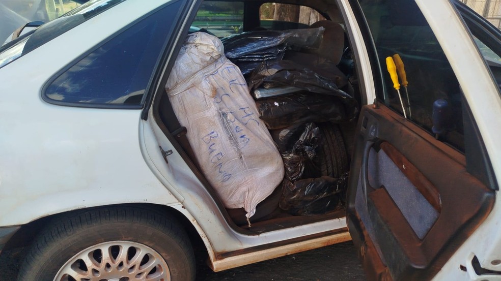 Homem é preso por contrabando ao transportar cigarros, roupas, pneus e litros de azeite em Dracena (SP) — Foto: Reprodução/Polícia Rodoviária