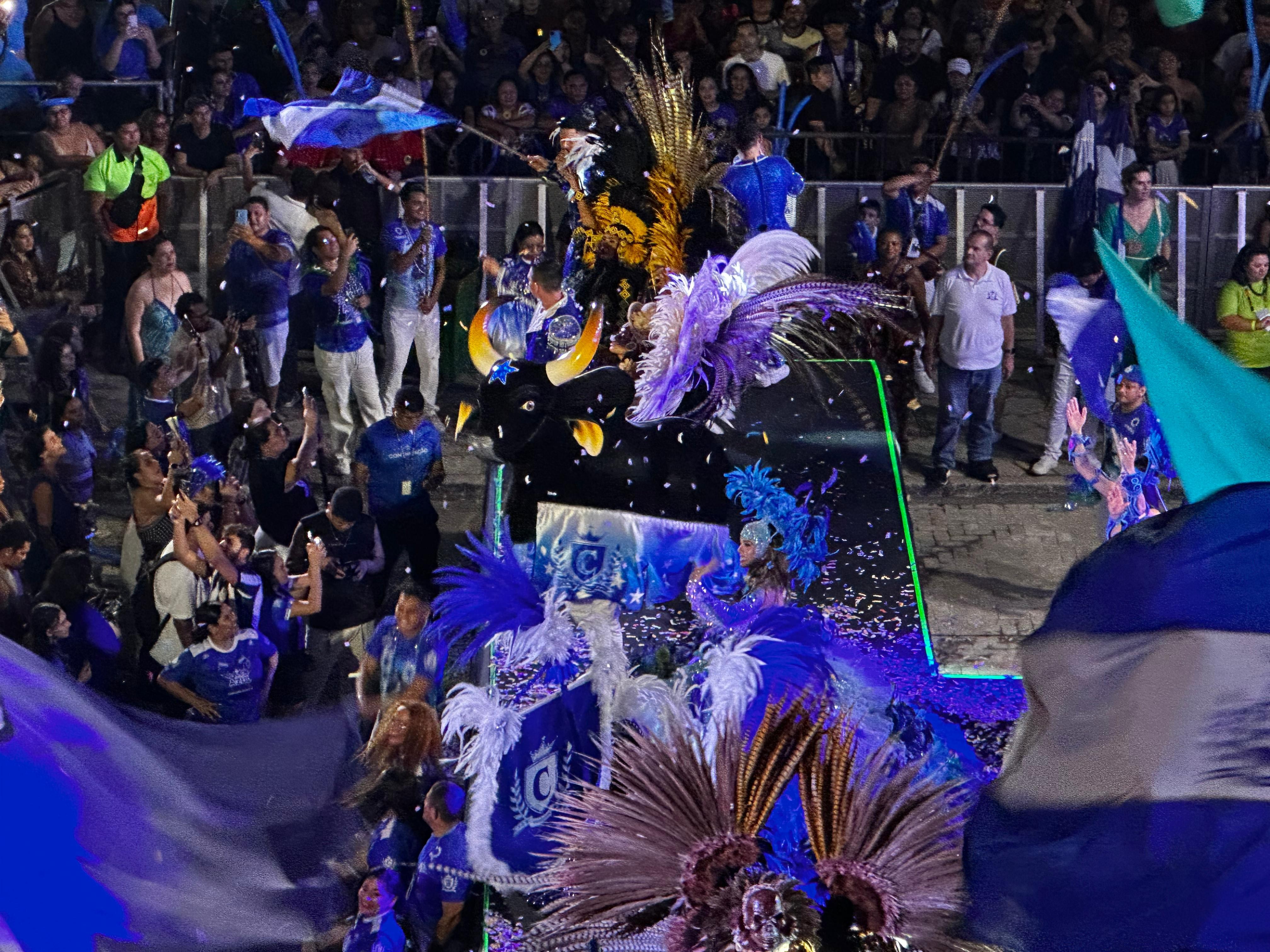 Boi Caprichoso encerra segundo dia de Glocal Amazônia 2025 com show ao lado do Teatro Amazonas