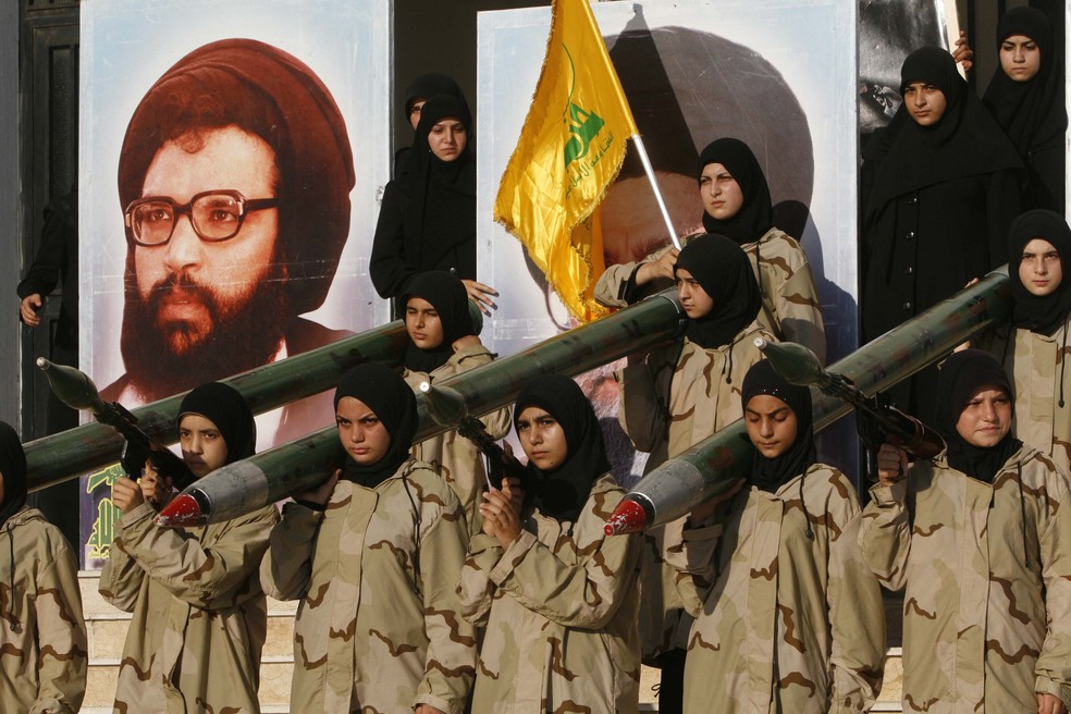 Mulheres do Hezbollah com foguetes Katyusha em 2007 — Foto: Mohammed Zaatari - 22.jul.2007/AP
