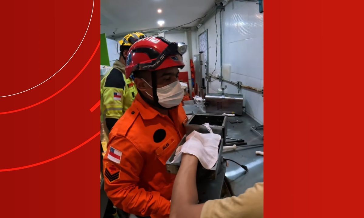 Trabalhador prende dedo em amaciador de carne e é levado junto com a máquina ao hospital em Manaus
