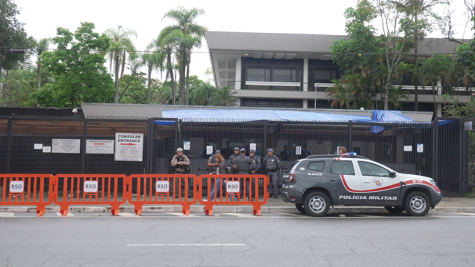 Brasileiras viajam a SP para tirar visto e encontram Consulado dos EUA fechado após suspensão de atendimento por segurança