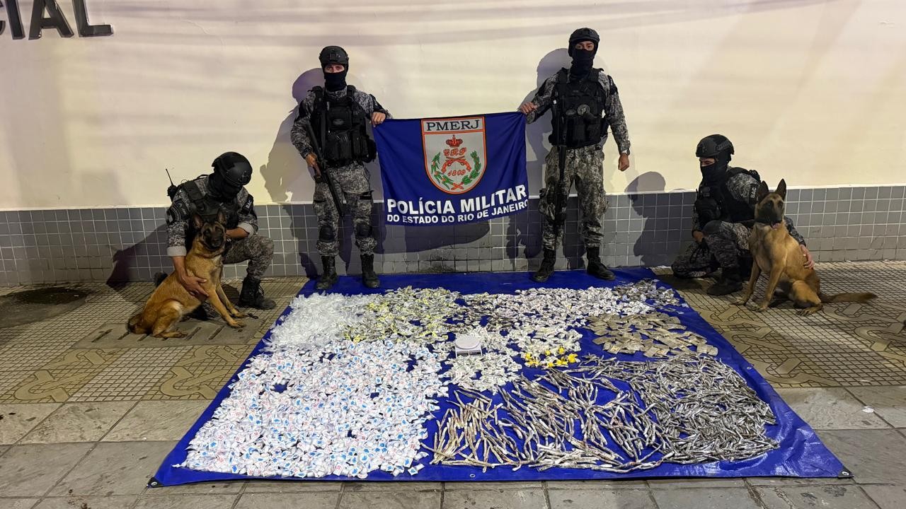 Cães farejadores encontram mais de 17 kg de drogas em casa abandonada em Volta Redonda