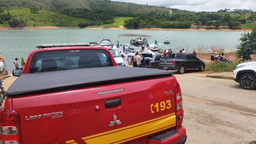 Bombeiros realizam buscas por passageiro da aeronave desaparecido em Capitólio — Foto: Corpo de Bombeiros/Divulgação