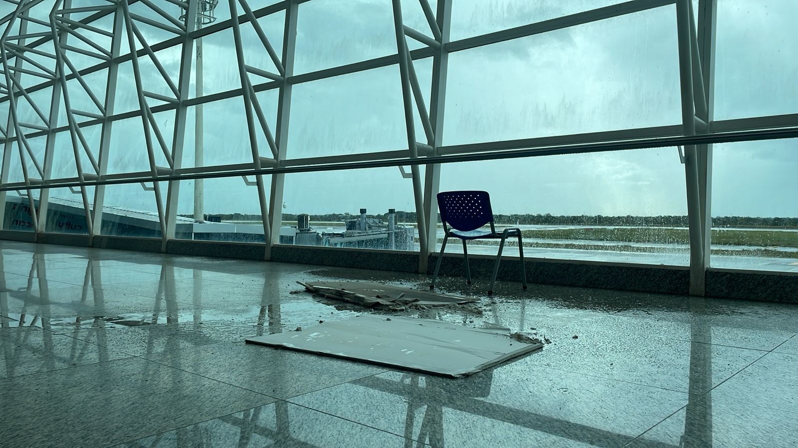 Pedaço de teto da praça de alimentação do Aeroporto Internacional de Macapá desaba