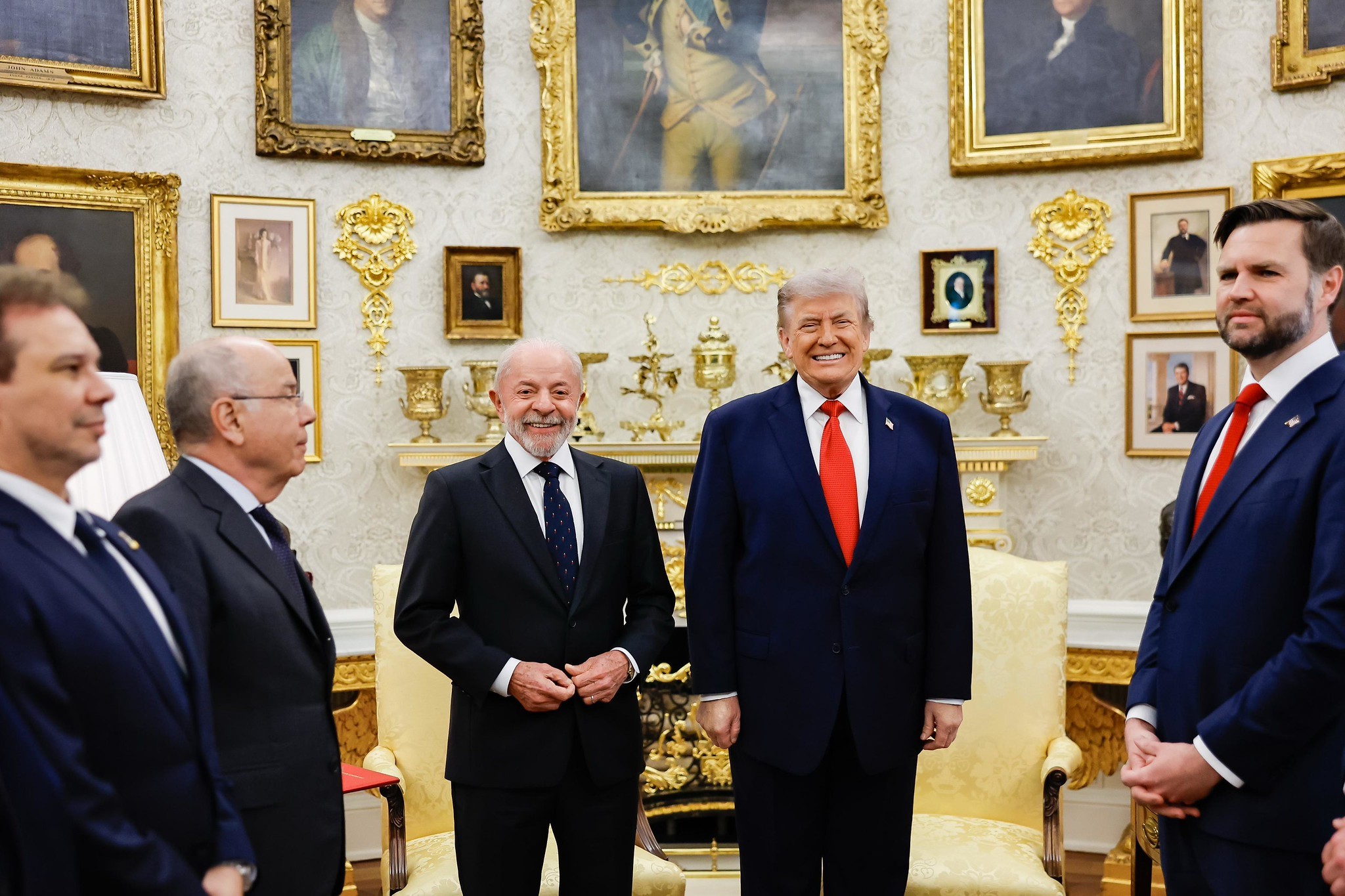 É #FAKE foto de Lula e Trump discutindo em janela da Casa Branca; imagem foi produzida com inteligência artificial
