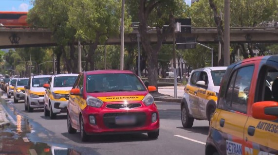 Instrutores de autoescolas fazem carreata em protesto contra o fim da obrigatoriedade de aulas para tirar habilitação