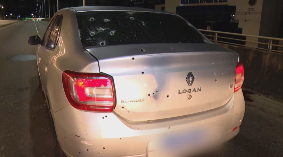 Carro que os suspeitos estavam ficou cheio de marcas de balas — Foto: Reprodução/TV Bahia