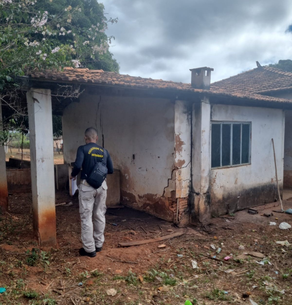 Trabalhador, esposa e filha de 5 anos são resgatados em situação análoga à escravidão em Mirabela