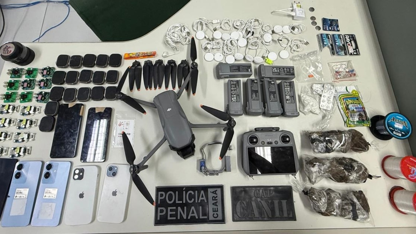 Trio é preso na Grande Fortaleza ao tentar enviar drogas, celulares e outros objetos para presídios com drone