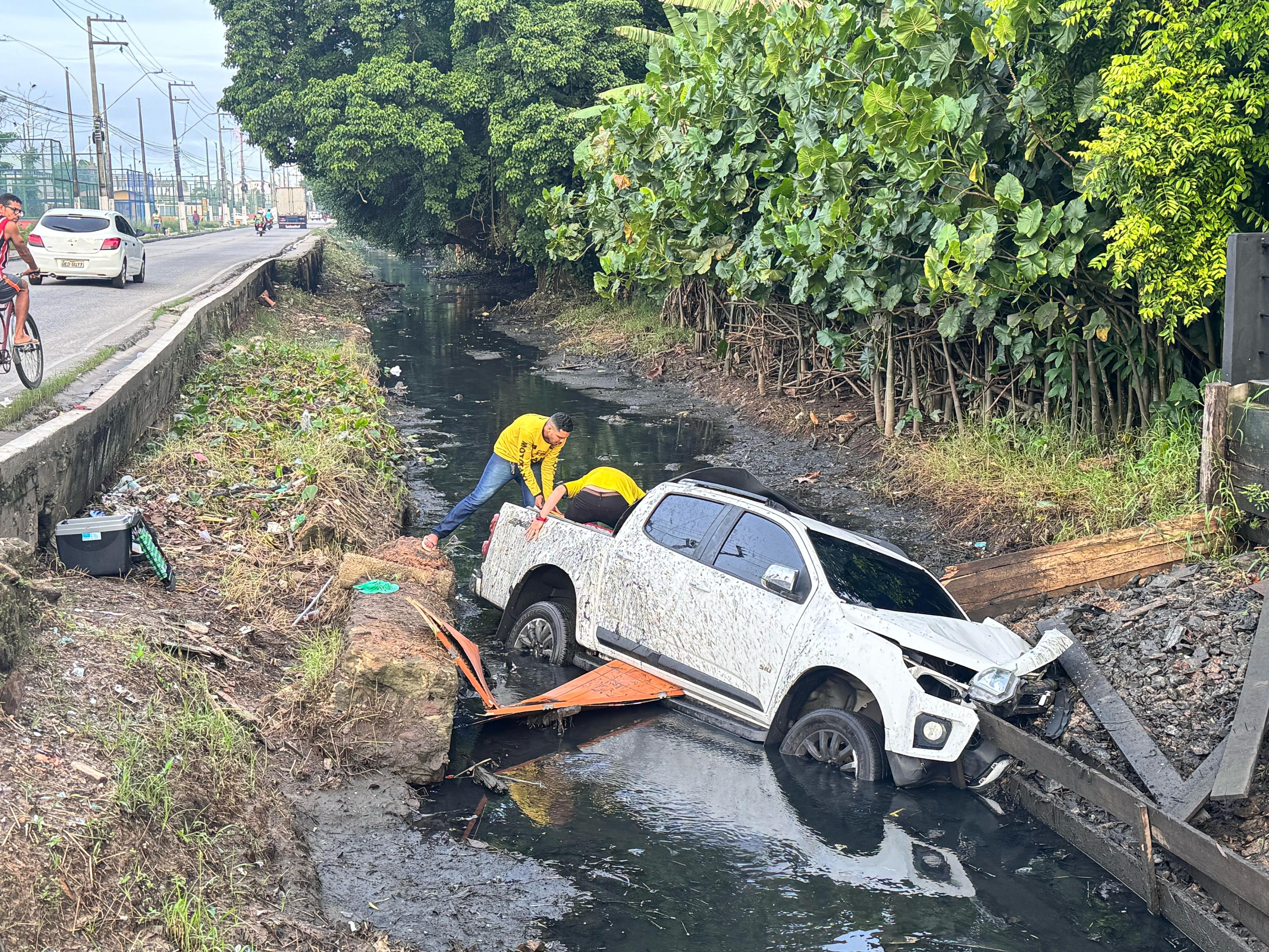 Picape cai dentro de canal na av. Bernardo Sayão, em Belém