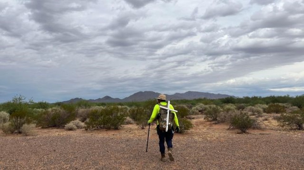Voluntários do Águias do Deserto vasculham o deserto de Sonora, no Arizona, em busca de migrantes desaparecidos — Foto: VALENTINA OROPEZA / BBC NEWS MUNDO