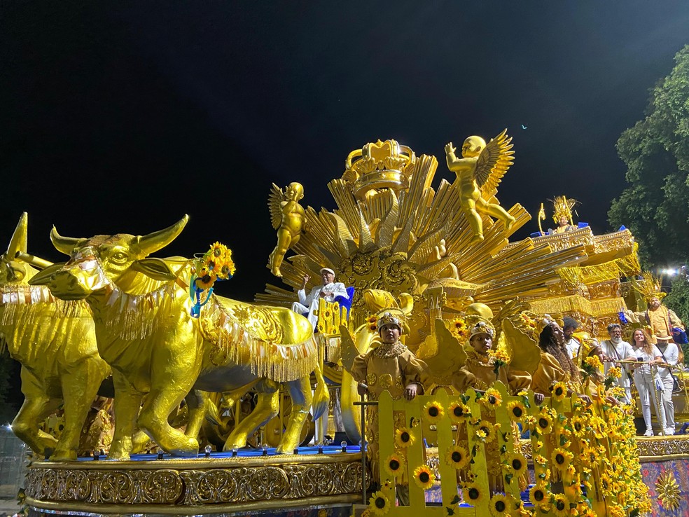 Milton Nascimento no último carro da Portela, no desfile das campeãs do Rio — Foto: g1