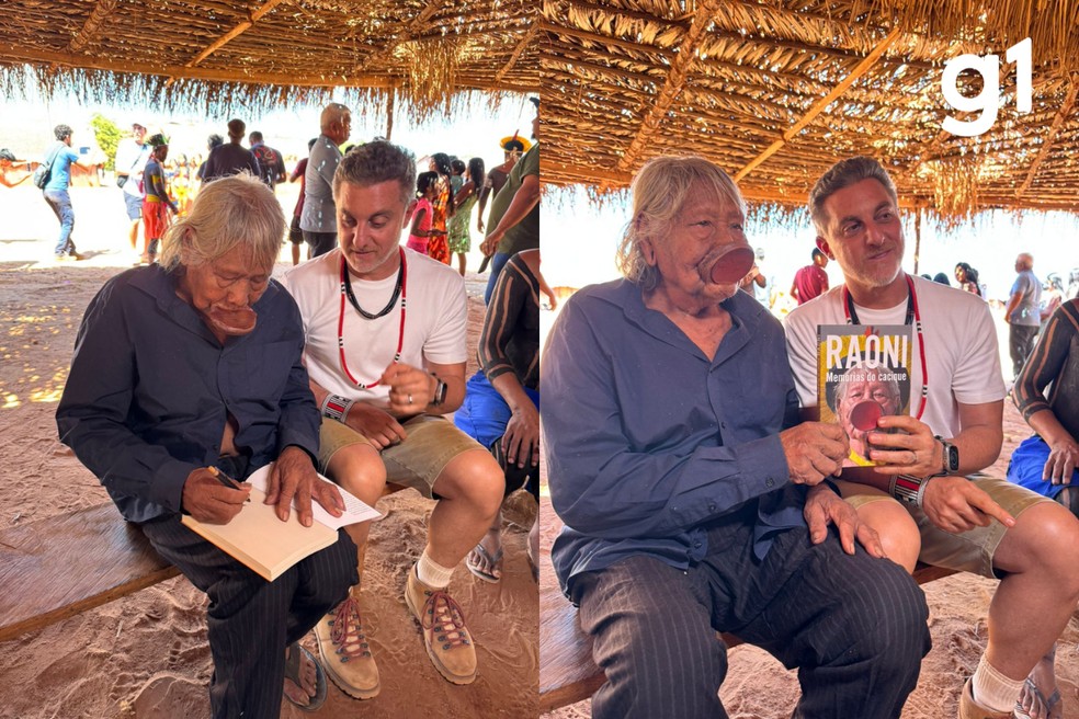 Cacique Raoni autografou livro sobre suas memórias e entregou a Luciano Huck — Foto: Patxon Metuktire