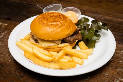 Maior festival de hambúrgueres de Curitiba retorna após seis anos com combos a partir de R$ 39