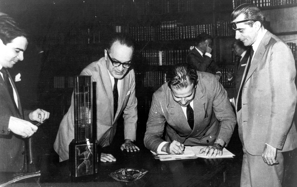 Lei de criação da UnB sendo assinada pelo presidente João Goulart em dezembro de 1961. — Foto: Cedoc UnB