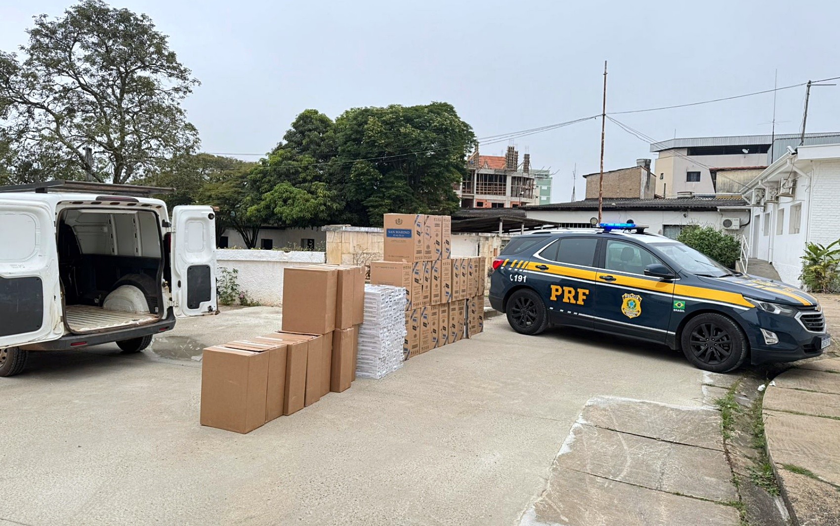 PRF apreende 20 mil maços de cigarros contrabandeados na BR-459 em Pouso Alegre, MG