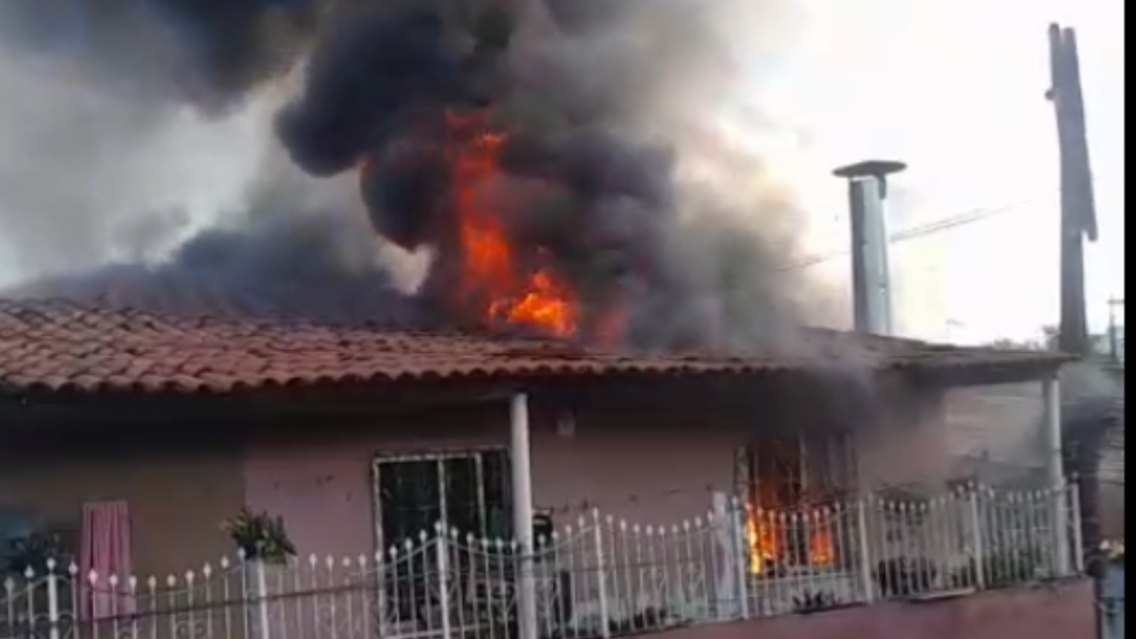 Criança de 8 anos é resgatada de casa em chamas em Fortaleza