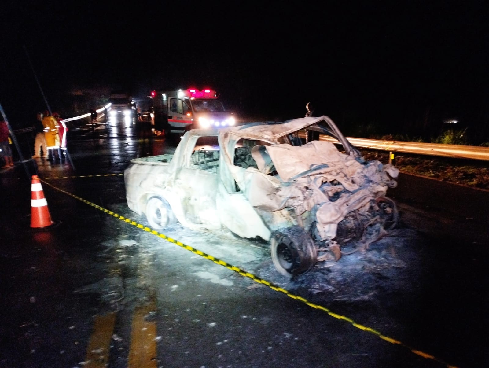 Motorista de caminhonete morre após tentar ultrapassagem em local proibido e bater de frente com caminhão na BR-262, em Luz