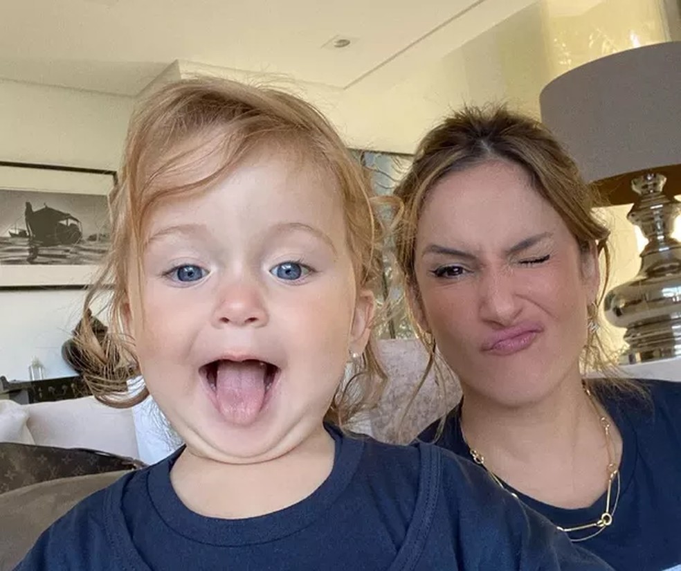 Claudia Leitte e a filha Bela em 2021, em foto publicada no Instagram da cantora — Foto: Divulgação