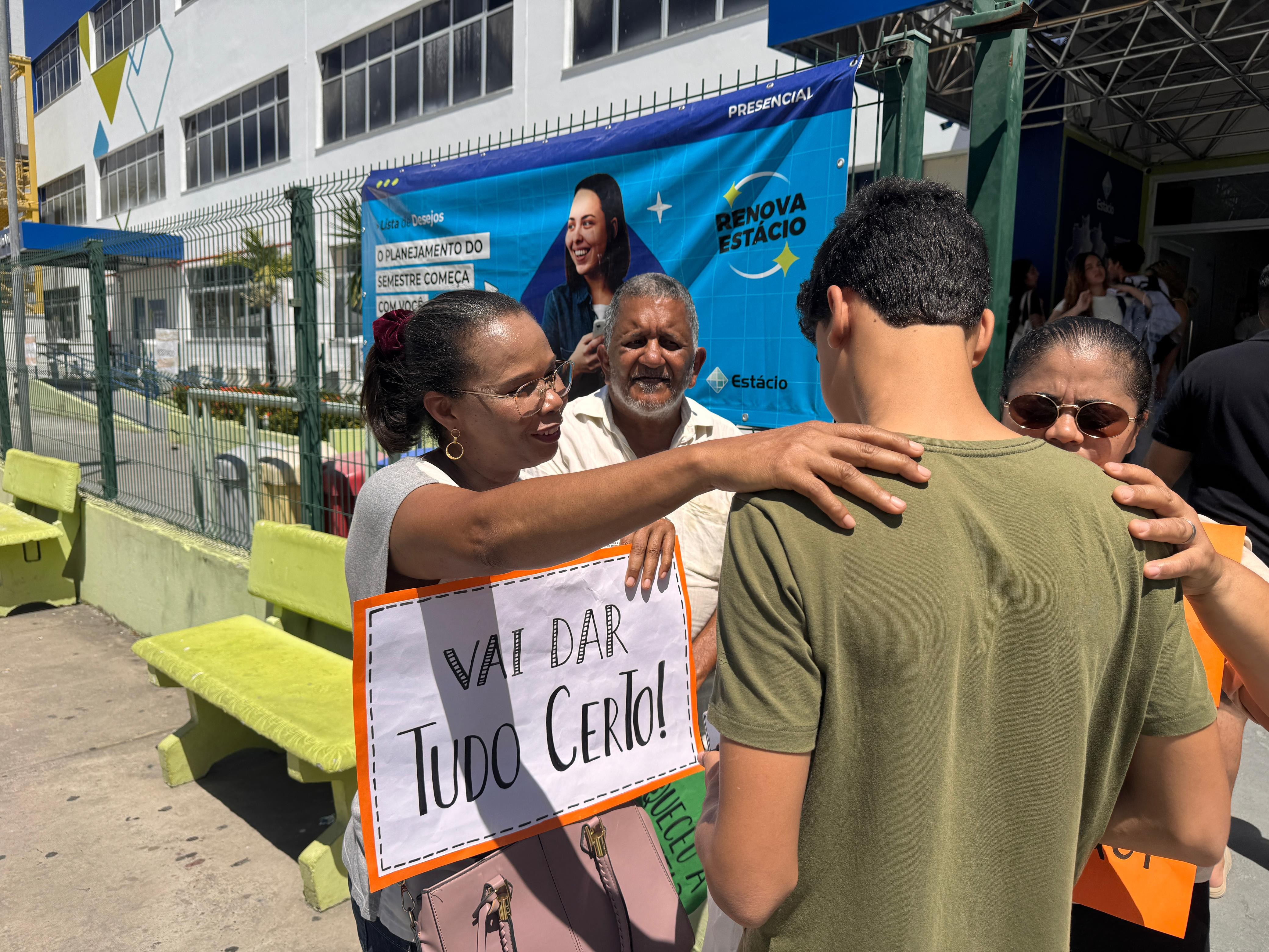 Enem: grupo de oração apoia estudantes durante segundo dia de prova em Aracaju