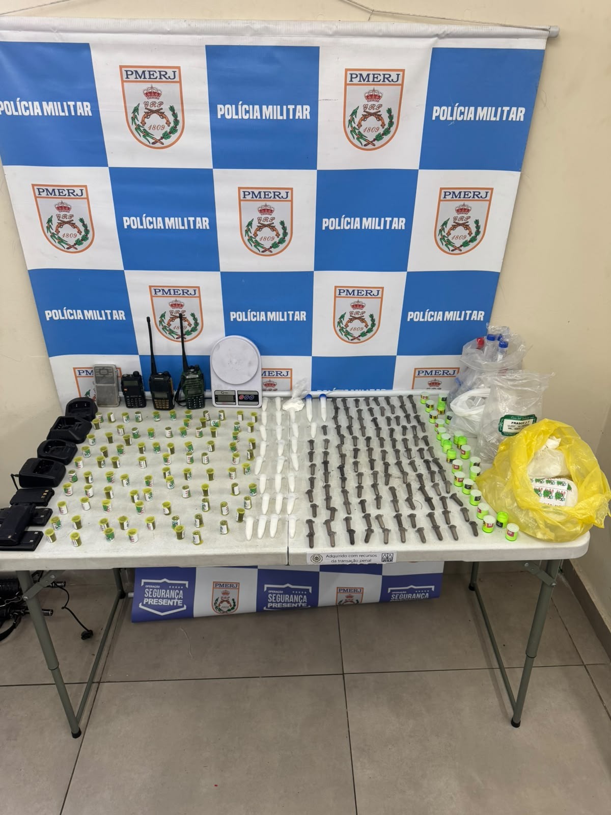 Polícia Militar apreende drogas e equipamentos usados pelo tráfico em Volta Redonda