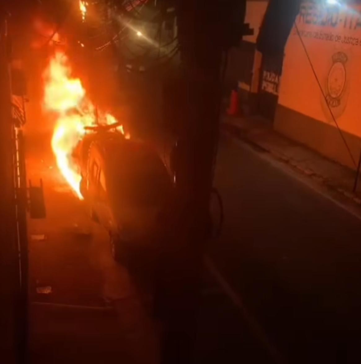 Viaturas da Polícia Penal pegam fogo em frente ao Presídio de Itaúna