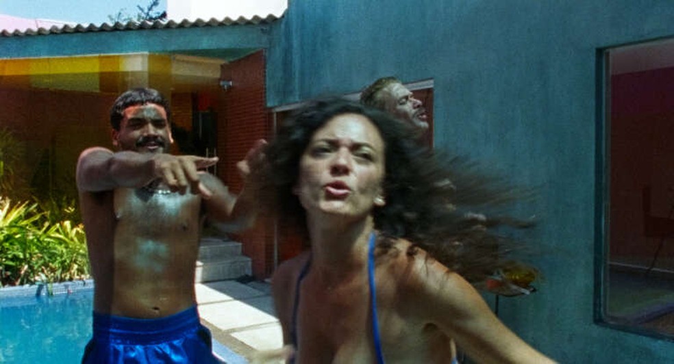 Iago Xavier, Fábio Assunção e Nataly Rocha em cena de “Motel Destino” — Foto: Divulgação