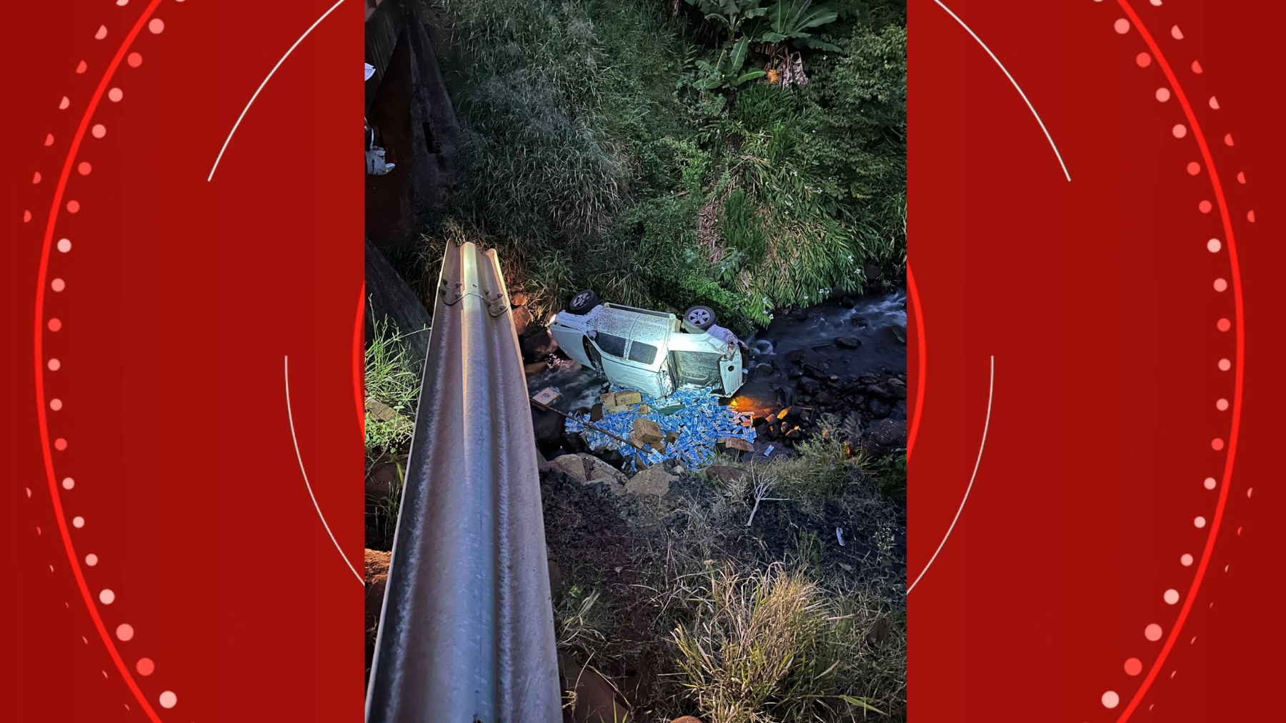 Caminhonete chama atenção da polícia por alta velocidade, despenca de ponte durante fuga e derrama carga de cigarros contrabandeados em rio, no PR