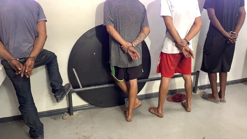 Suspeitos presos na época do crime.  — Foto: Herbert Cabral/TV Globo