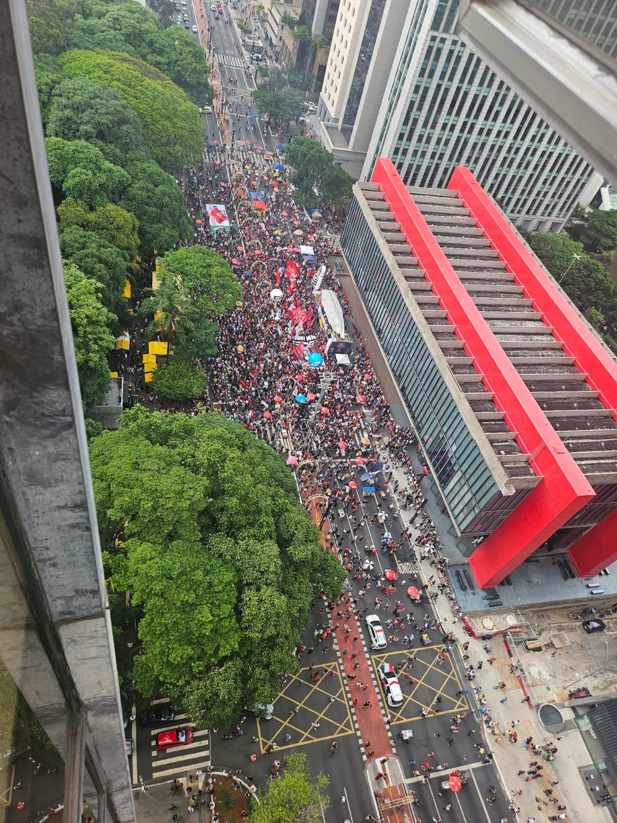 Milhares Tomam as Ruas da Avenida Paulista Contra o PL da Dosimetria
