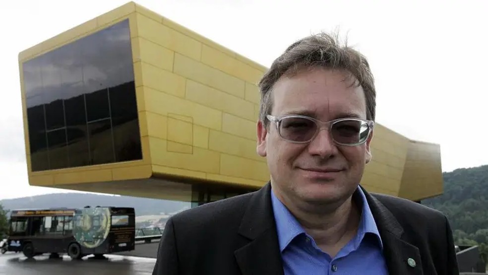 Harald Meller, em frente ao centro arqueológico 'Arche Nebra', construído perto do lugar onde foi encontrado o disco, no leste da Alemanha — Foto: GETTY IMAGES via BBC