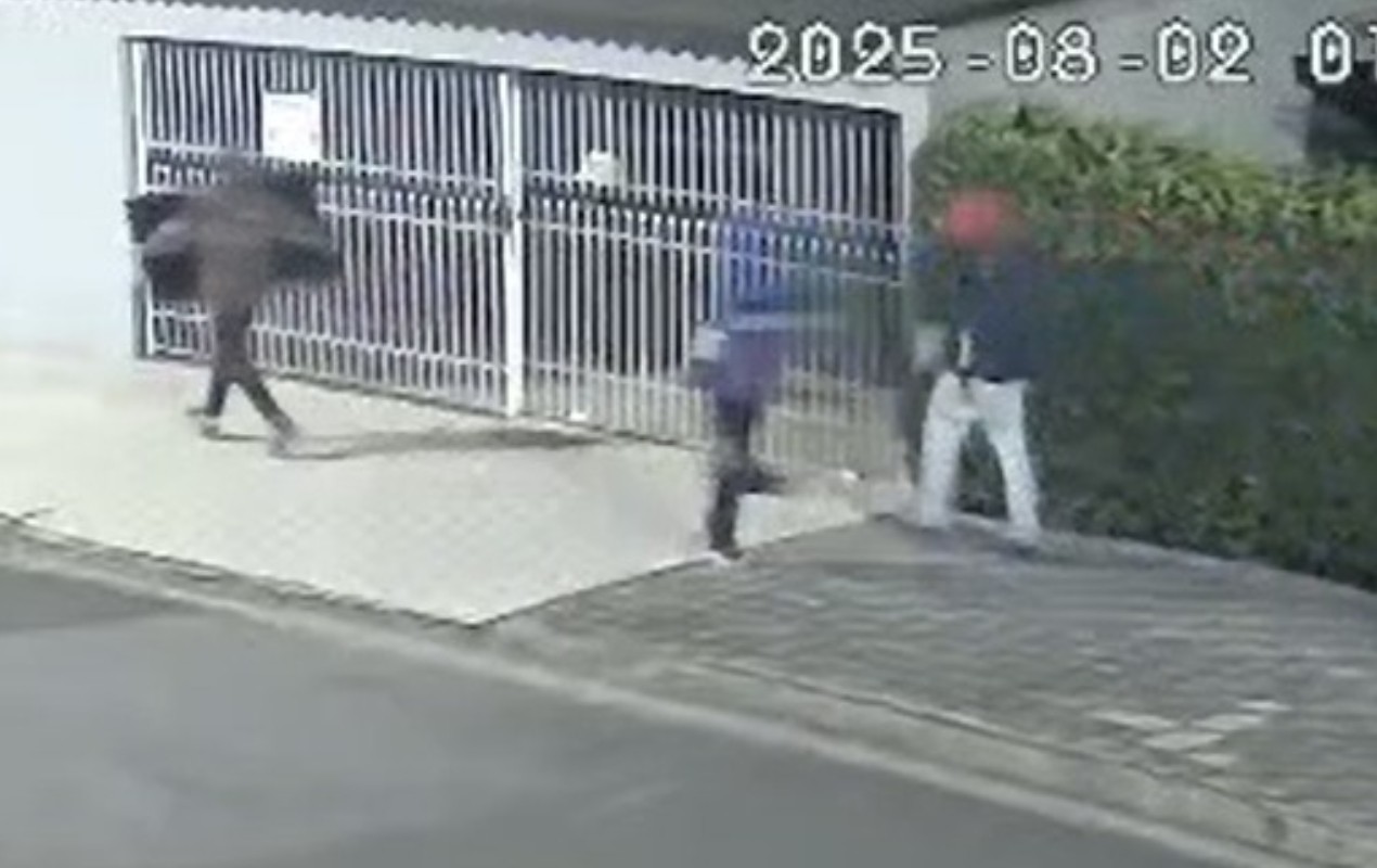 VÍDEO: trio invade casa e furta televisão e bolsa de idosa em Sorocaba