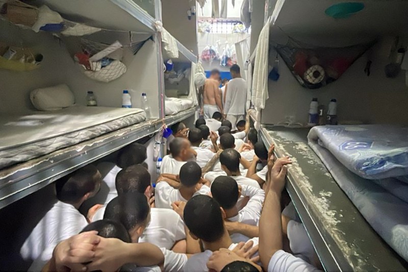 Presídio com superlotação é interditado por risco de rebelião devido a condições precárias em MT