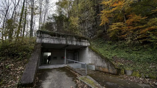 Por que a Suíça é o país com mais bunkers nucleares no mundo — e está querendo modernizá-los agora - Em uma época em que as potências europeias decidiram aumentar os gastos com defesa e armamento, a Suíça reativou um antigo sistema de defesa que lhe ajudou a ficar fora de conflitos armados no século passado.