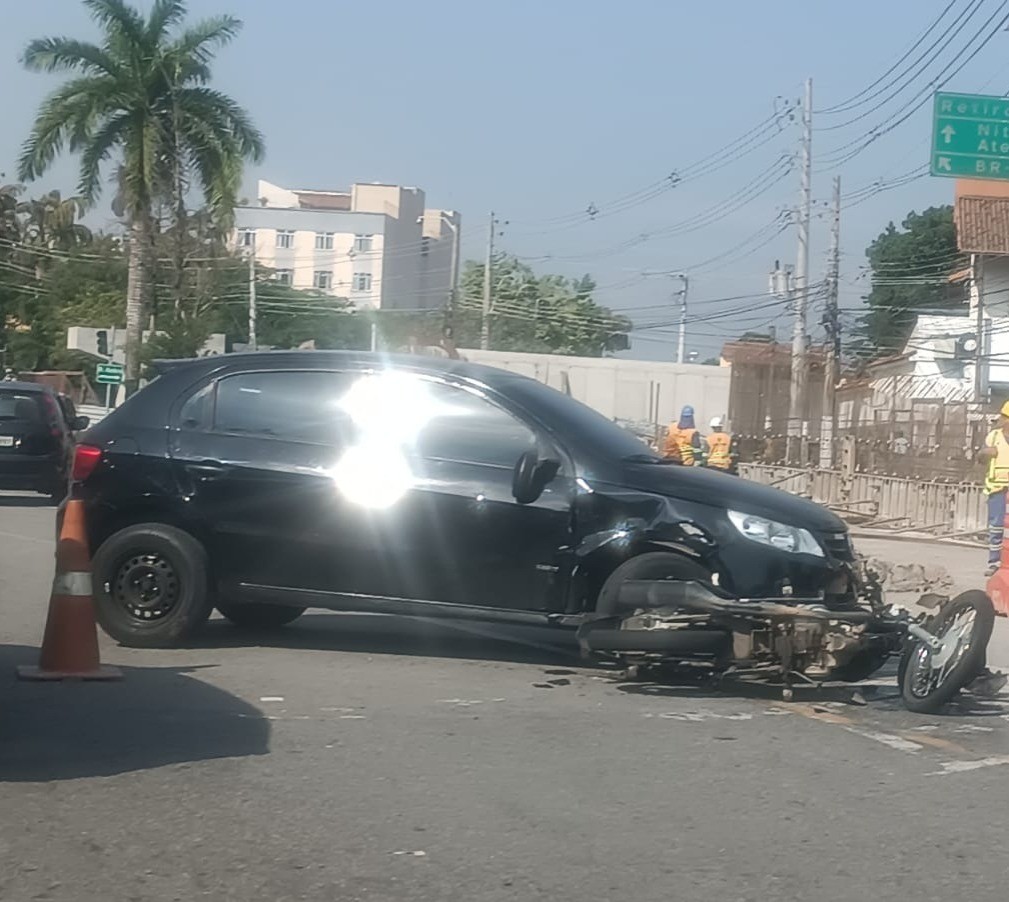 Duas pessoas ficam feridas em acidente entre carro e moto em Volta Redonda