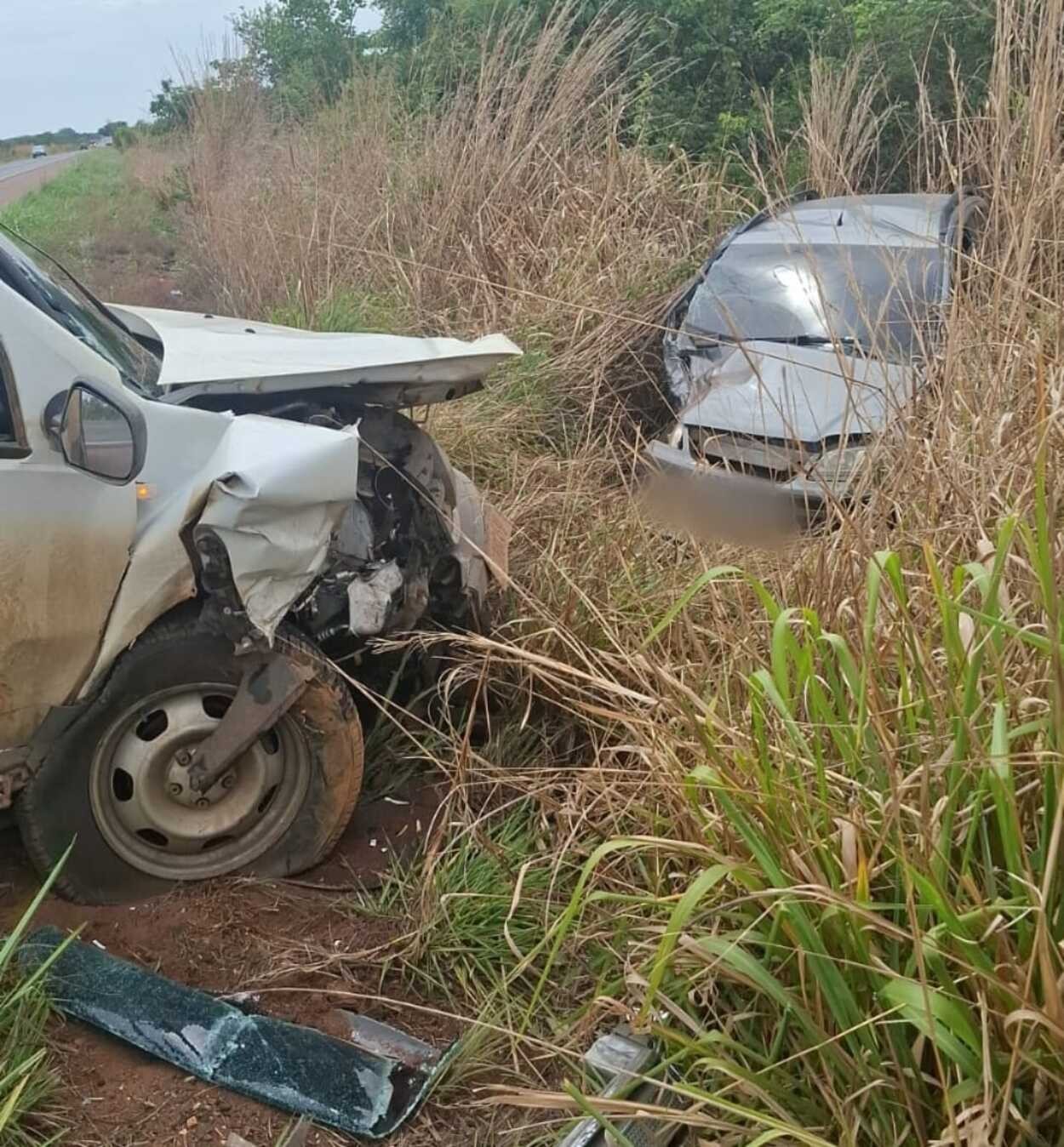 Caminhonete e carro batem de frente na BR-365