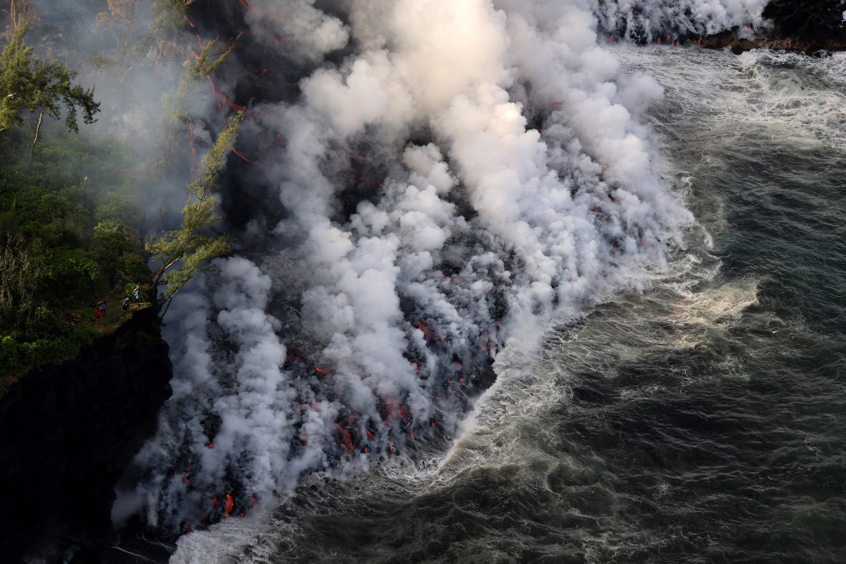 VÍDEO: Lava de vulcão encontra o mar na Ilha da Reunião