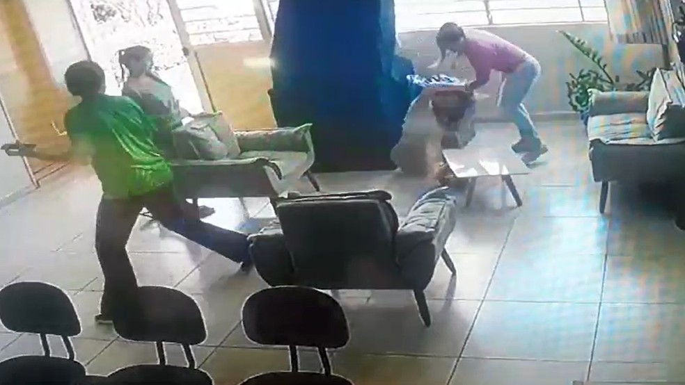 Mãe agrediu a professora por causa de resultado de concurso que a filha participou em Borborema — Foto: Câmera de segurança/ Reprodução