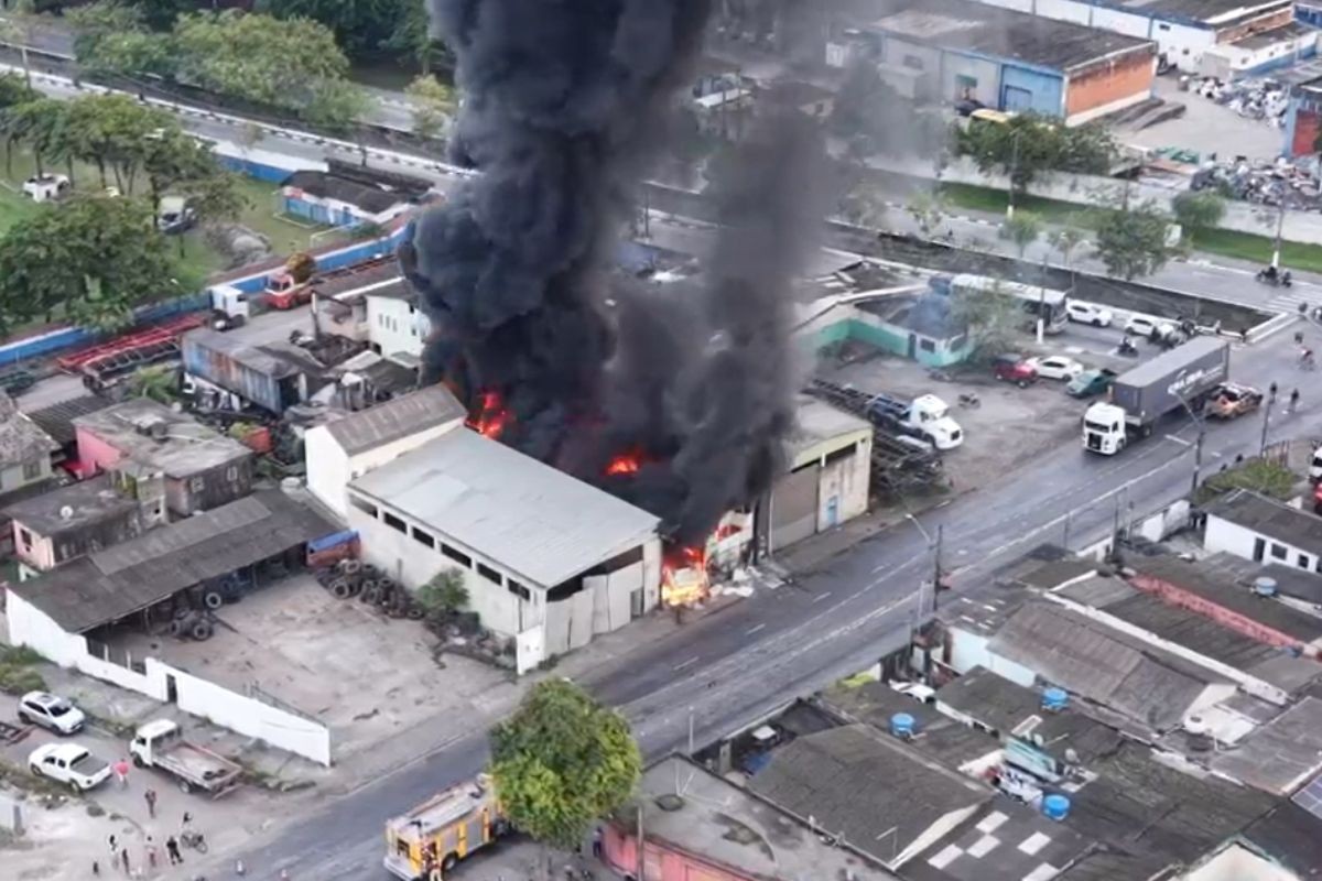 Incêndio destrói oficina no litoral de SP; VÍDEO