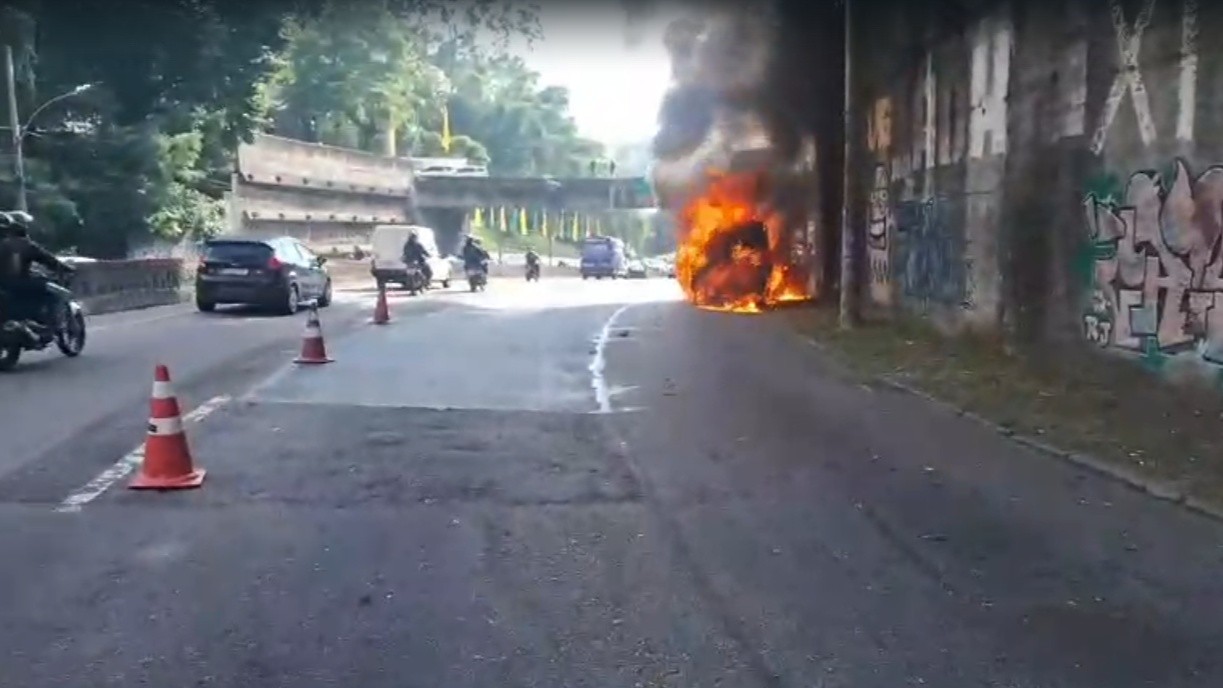 Van pega fogo na saída do Túnel Rebouças e provoca retenções no sentido Centro 