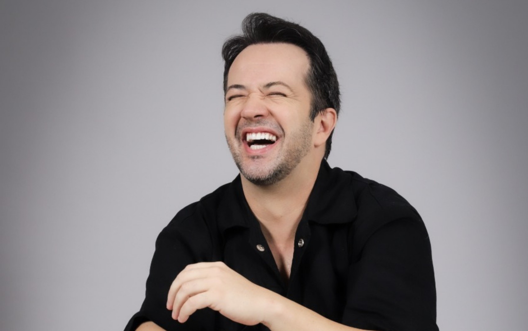 Ator vive com HIV há 16 anos e transforma experiência em informação: 'Ninguém merece passar por isso sozinho'